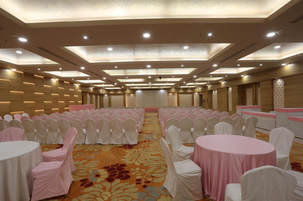 Hotel YMCA International Centre Ahmedabad Esterno foto