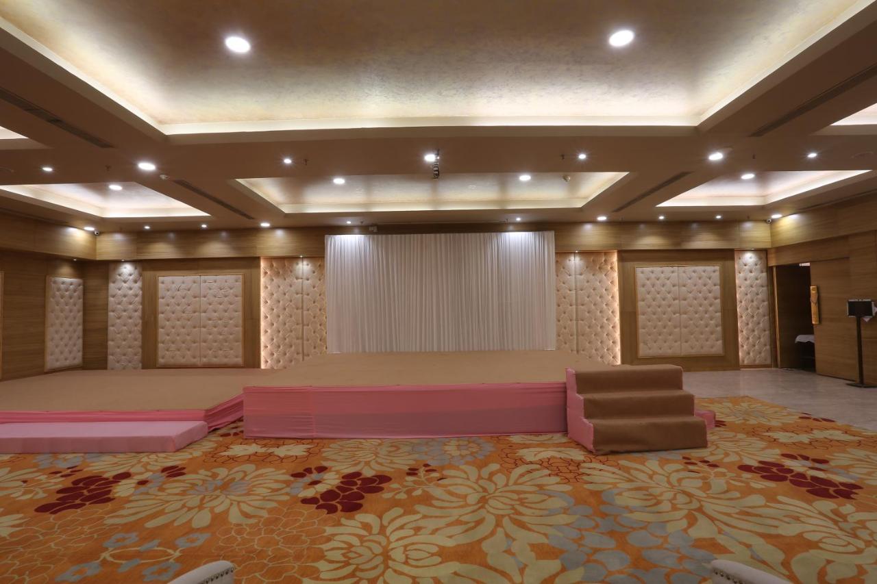 Hotel YMCA International Centre Ahmedabad Esterno foto
